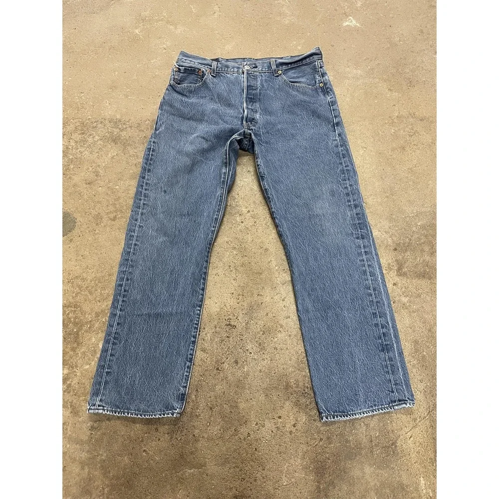 Levis 501 Jeans Mens 38x33 Medium Wash Blue‎ Regular Fit Straight Leg Button Fly